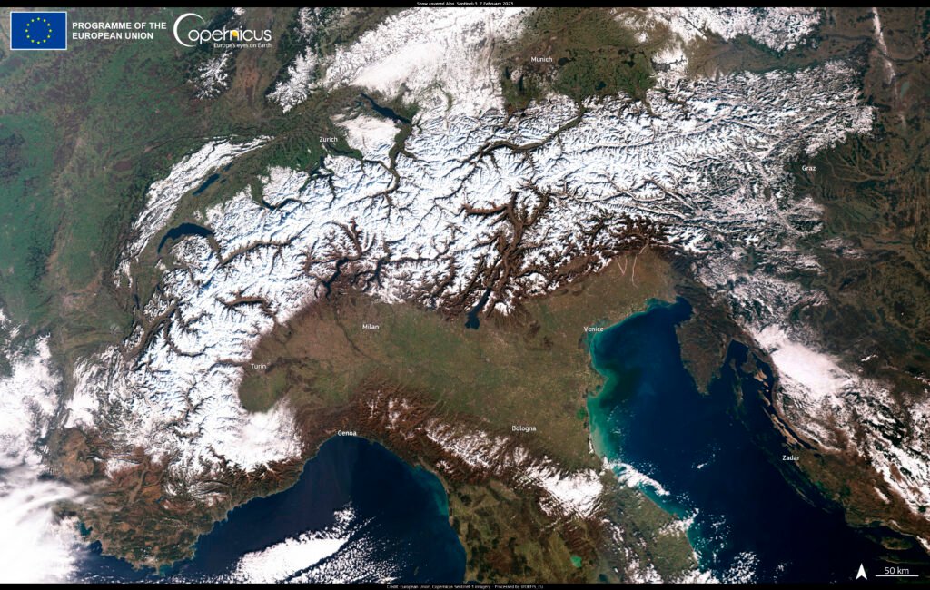Coulées d'avalanches visibles depuis l'espace dans les Alpes