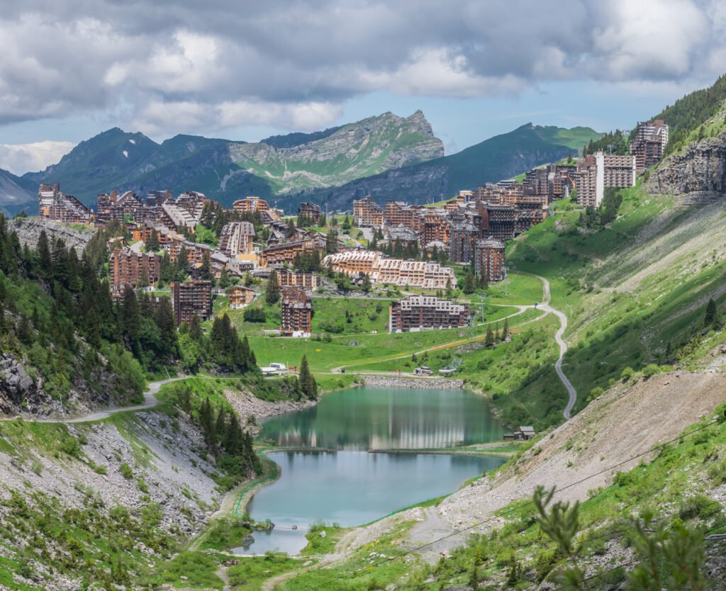 Immeubles d'Avoriaz aux toits obliques recouverts de tavaillons de bois