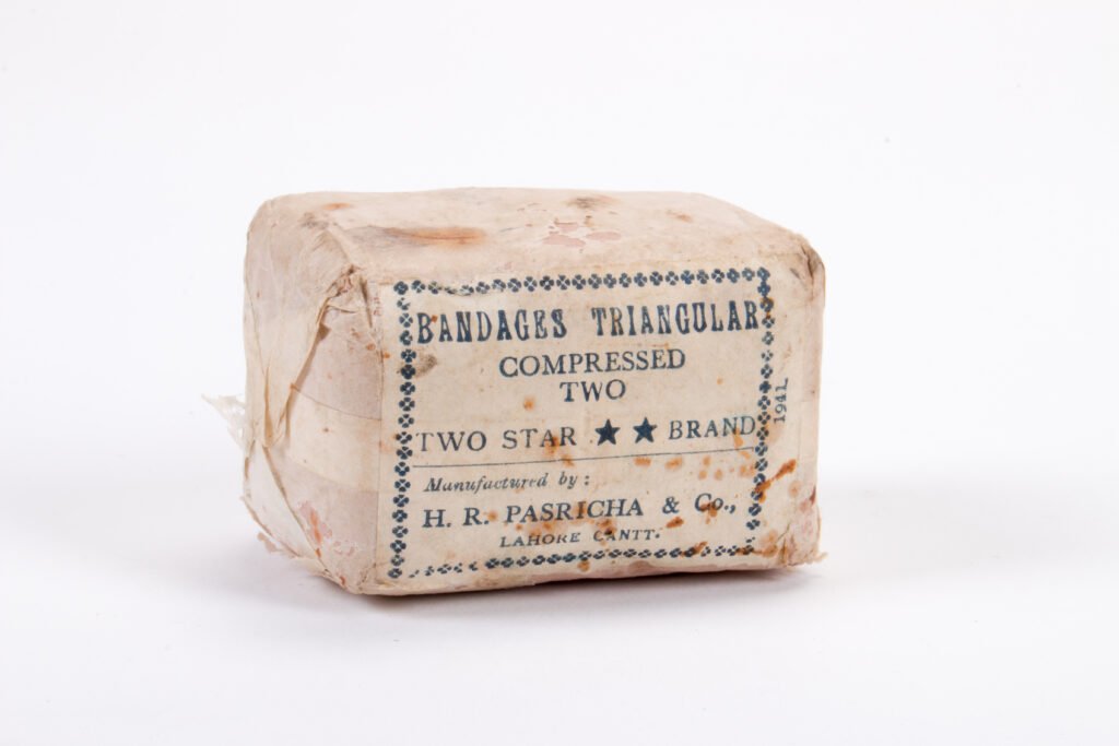 Bandage triangulaire utilisé pour la confection d'une écharpe de premiers secours