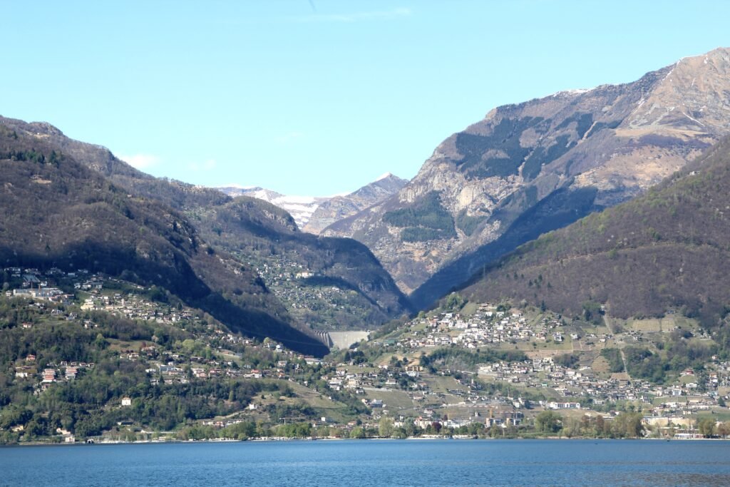 Le barrage de Contra dans la vallée de la Verzasca, près de Gordola, célèbre pour le saut à l'élastique de GoldenEye