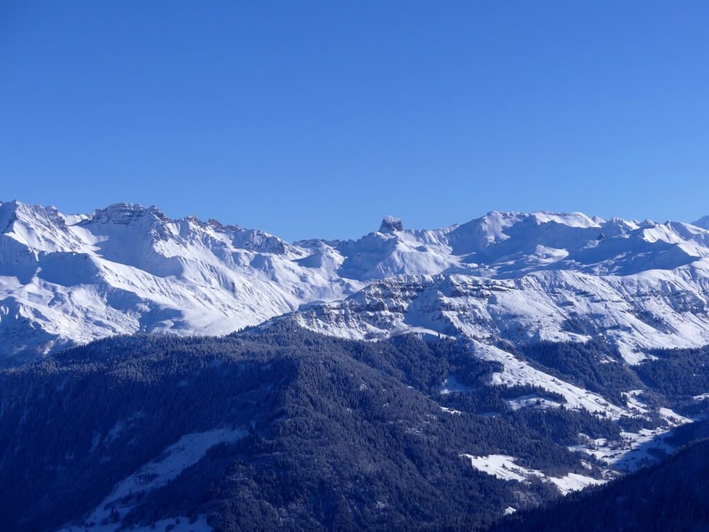 Le massif du Beaufortain et la Pierra Menta sous la neige en hiver