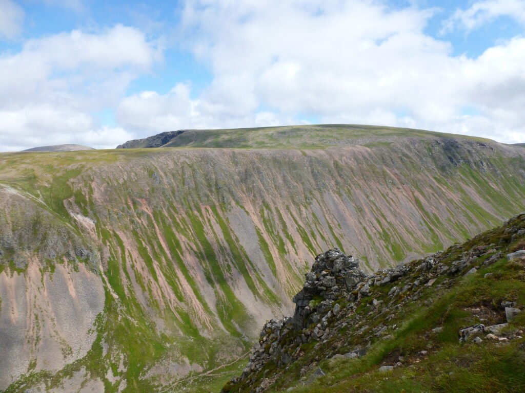 Le col du Lairig Ghru, plateau granitique des Cairngorms, Écosse