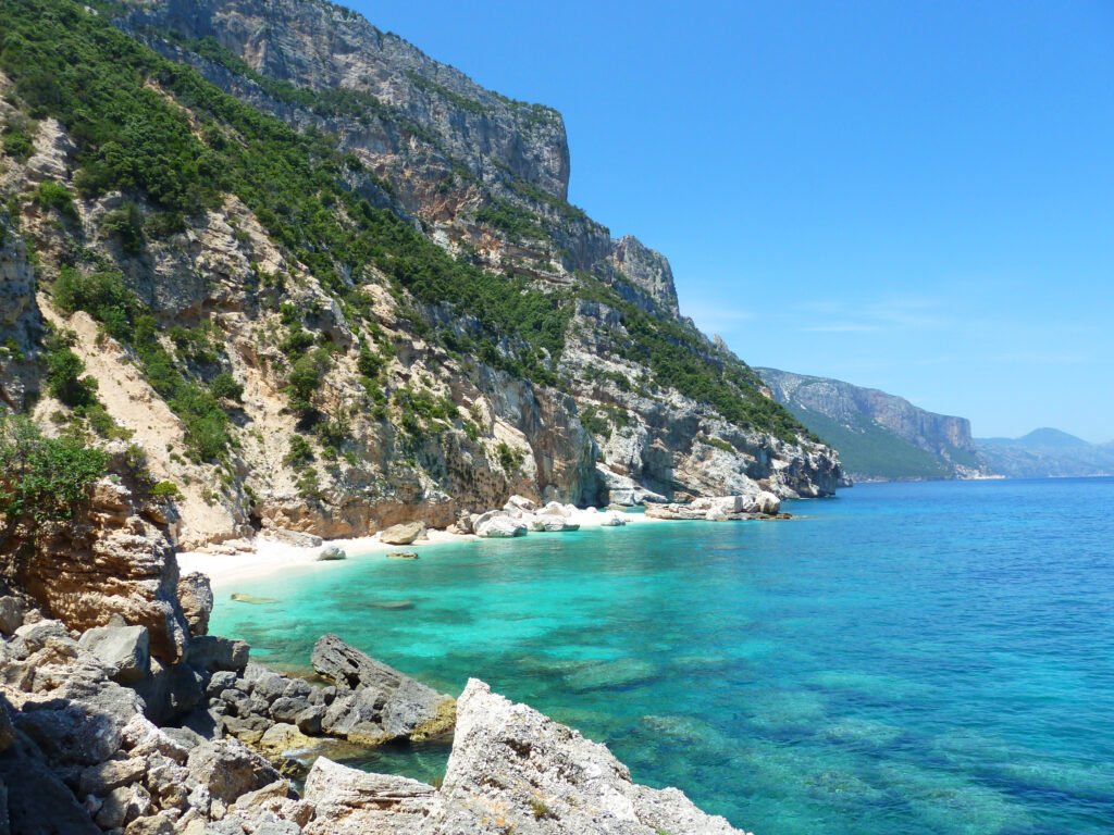 Cala Mariolu, crique de galets blancs sur la côte du golfe d'Orosei, Sardaigne