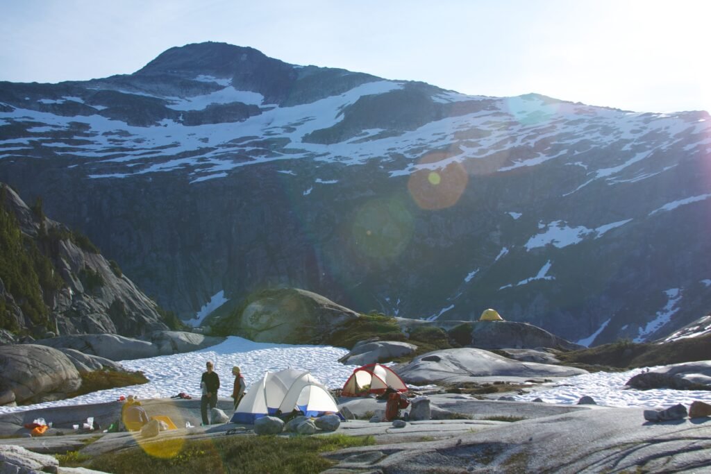 Campement en montagne près de lacs recouverts de neige