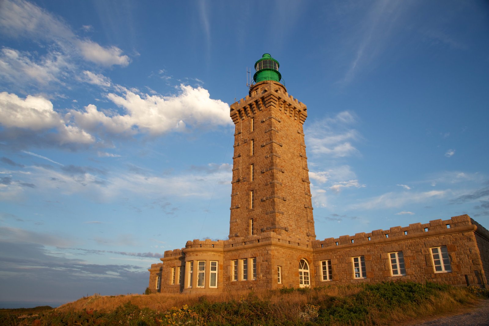 Le phare du Cap Fréhel au sommet des falaises de grès rose, sur le GR34