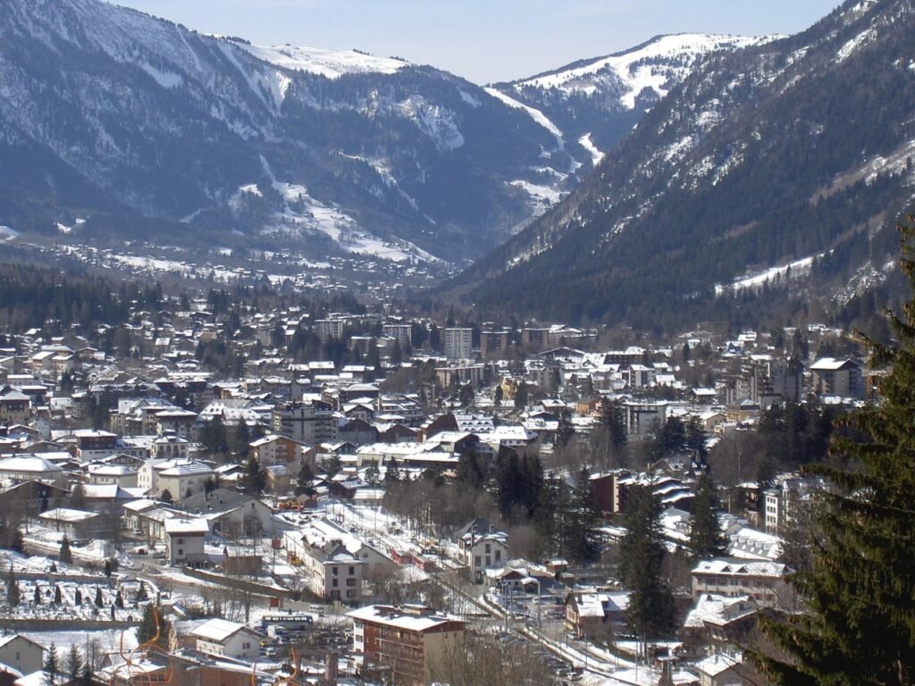 Vue de la ville de Chamonix-Mont-Blanc en hiver