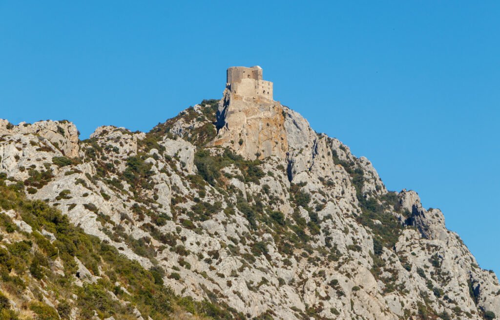 Le château de Quéribus au-dessus de Cucugnan, dernier bastion cathare