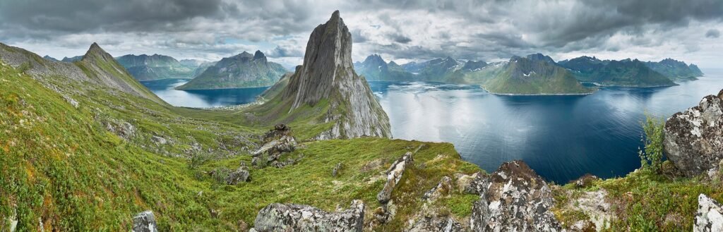 Vue depuis la crête entre Segla et Hesten sur l'île de Senja