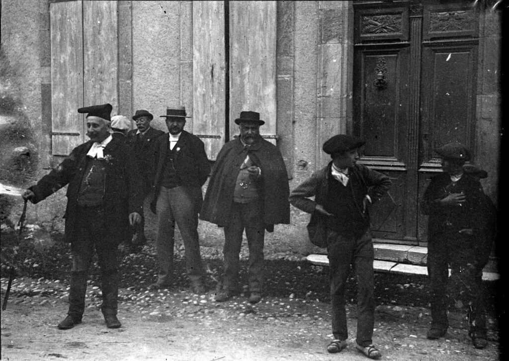 Membres du Club Alpin Français réunis devant une façade lors du Congrès de Luchon, 1893