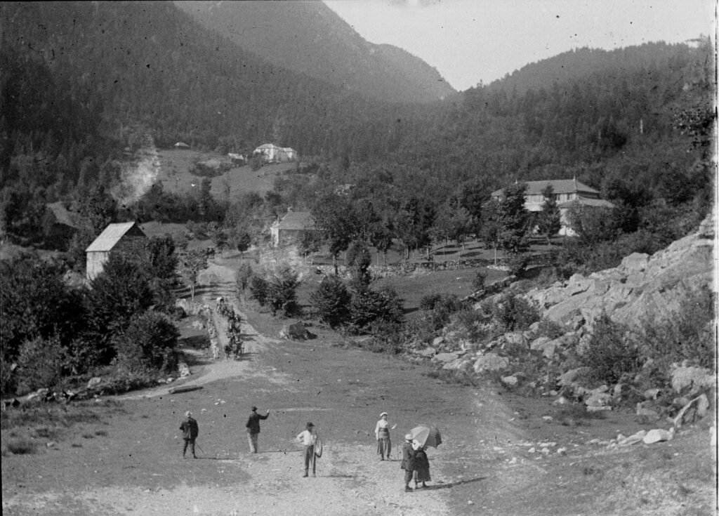 Membres du Club Alpin Français en randonnée lors du Congrès de Luchon, 1893