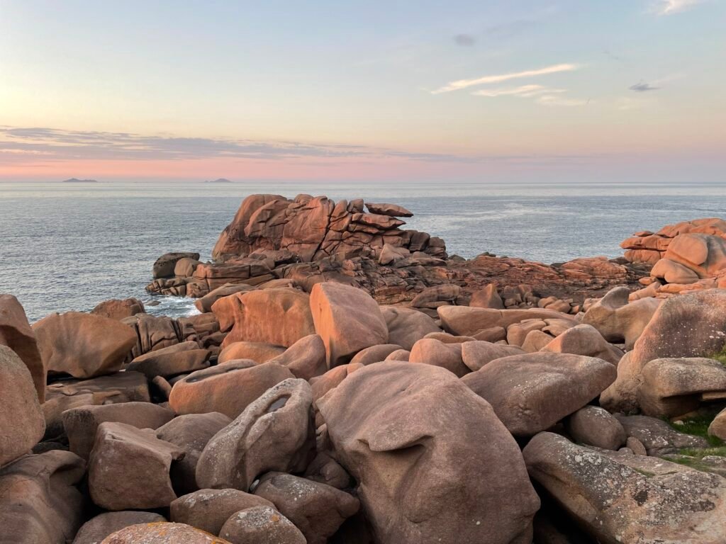 Chaos de blocs de granite rose sur la Côte de Granit Rose à Ploumanac'h