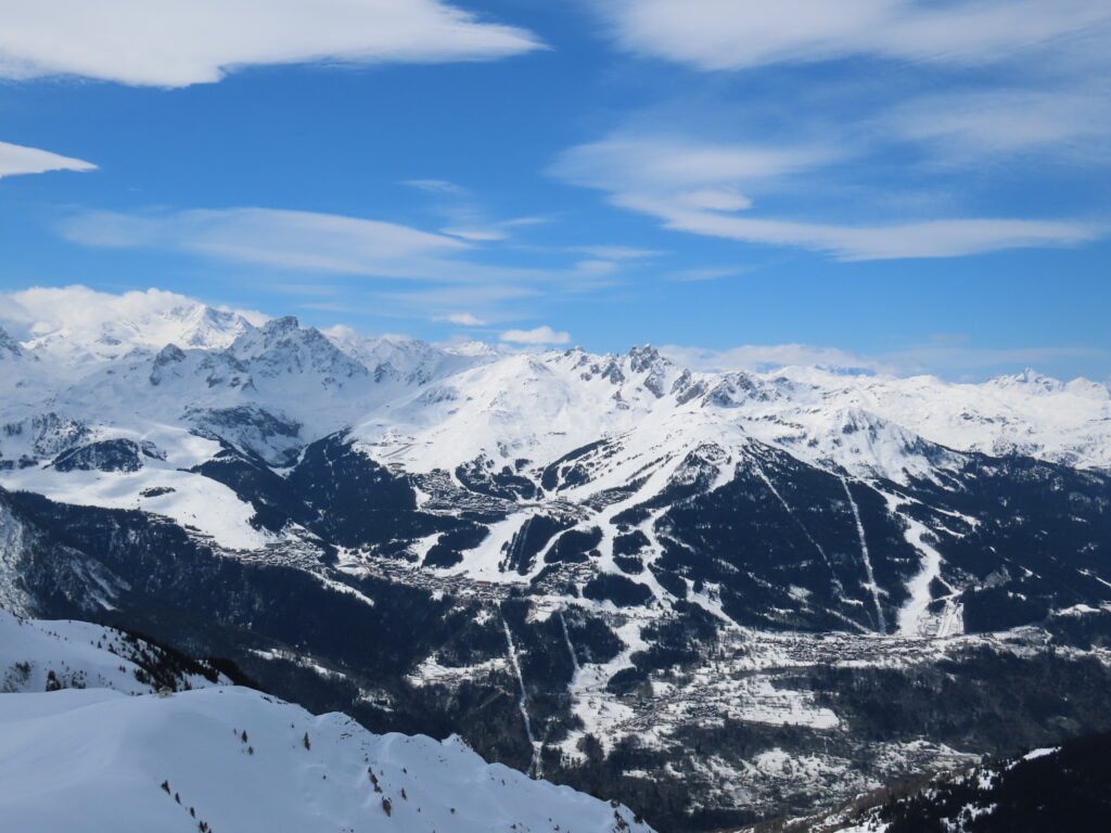 Piste de ski à Courchevel, domaine équipé de neige de culture