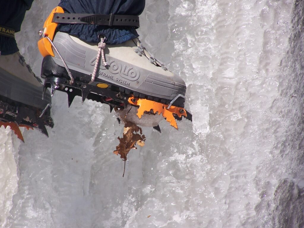 Détail d'un crampon d'alpinisme à pointes horizontales et pointes avant