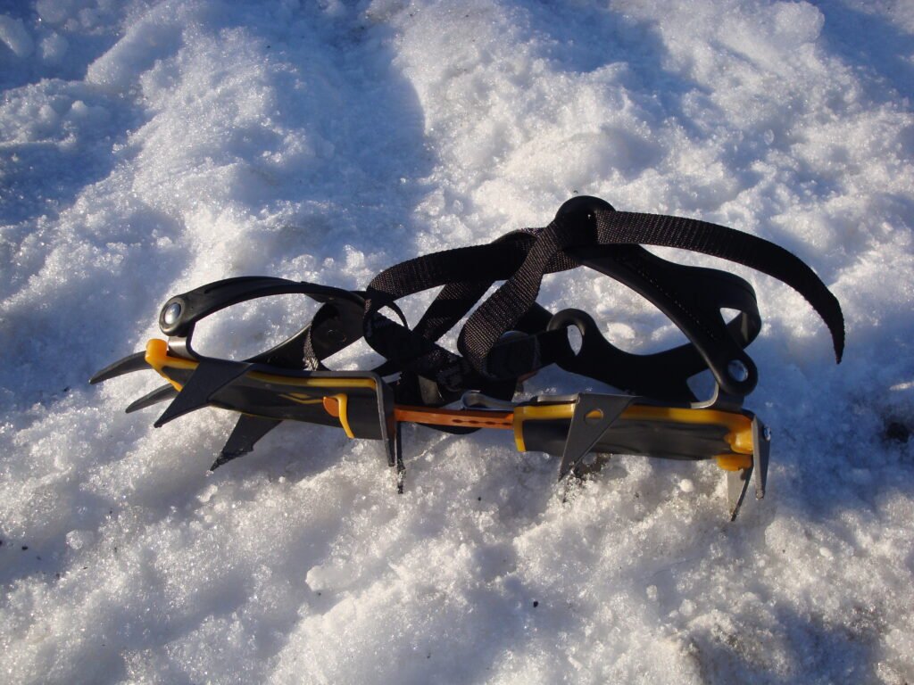 Crampon d'alpinisme à fixation par sangles