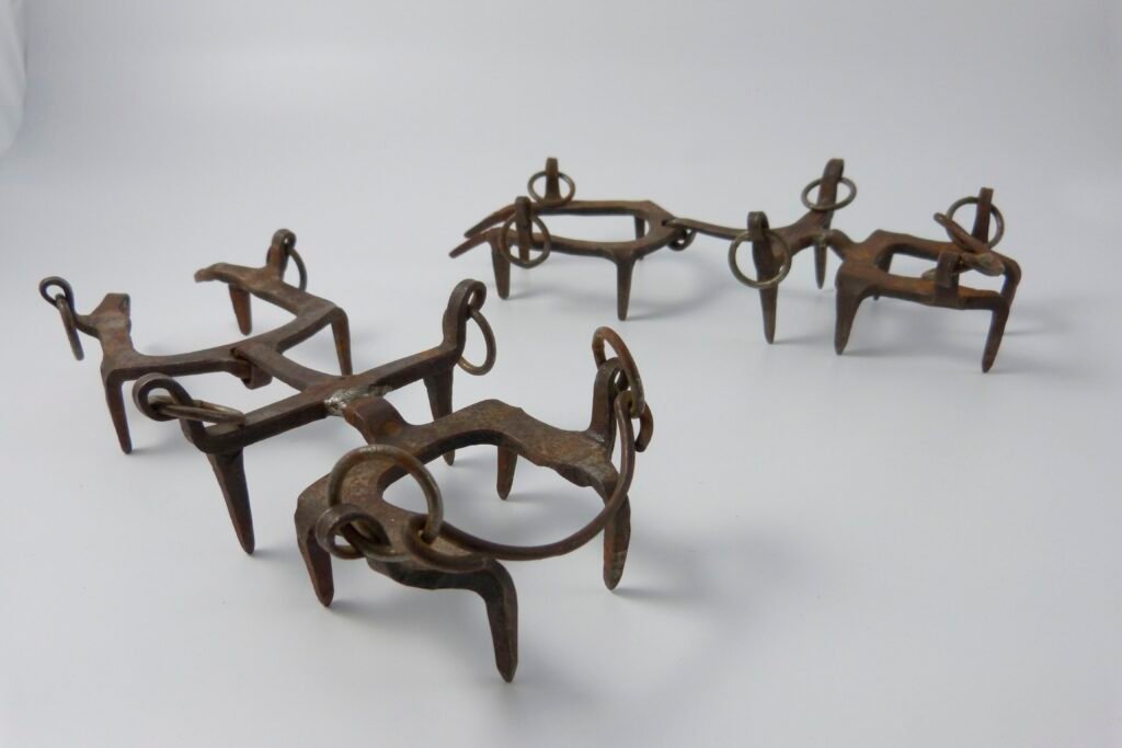 Paire de crampons historiques conservée au Musée Alpin de Chamonix-Mont-Blanc