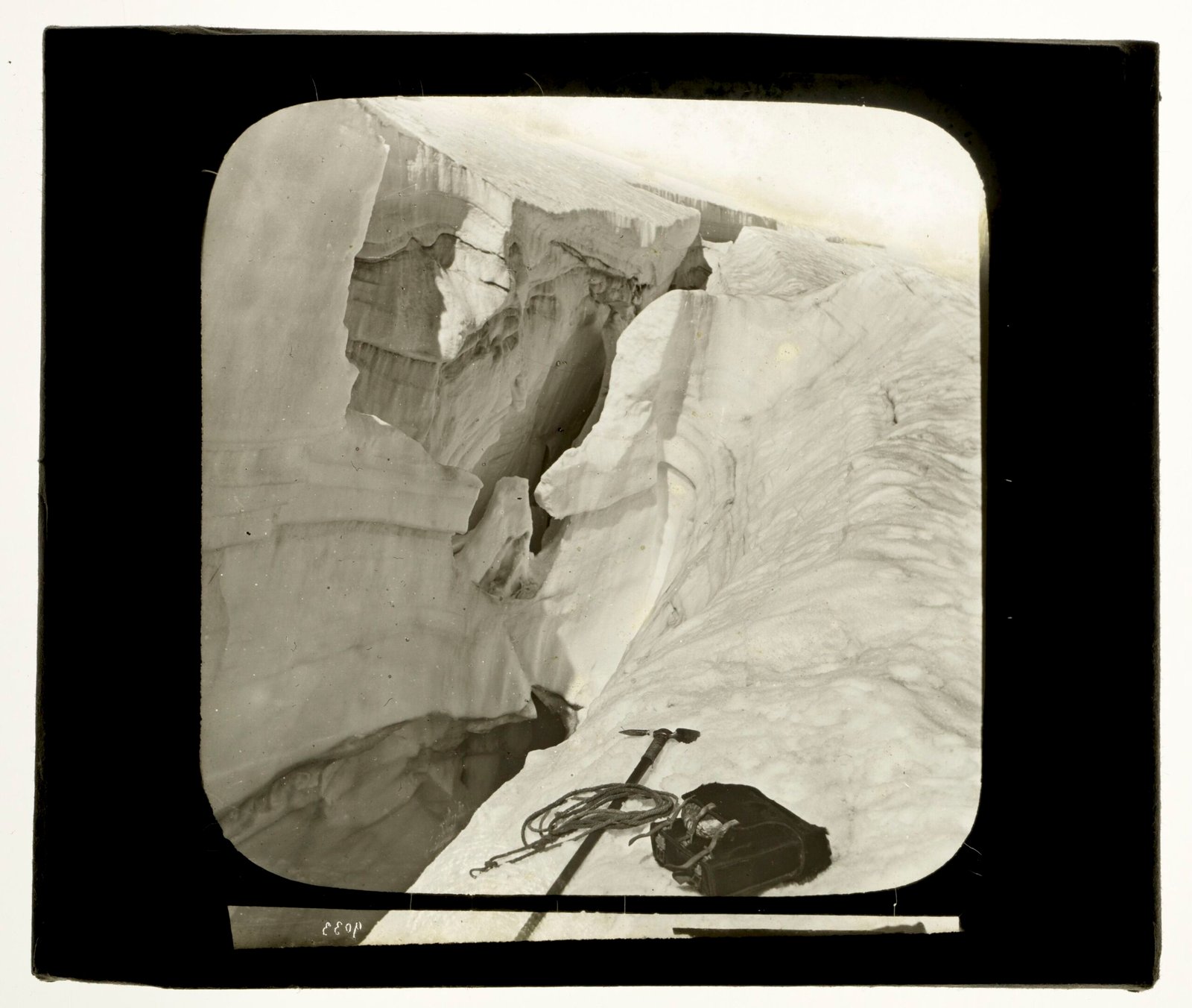Crevasse de glacier dans le massif du Mont-Blanc