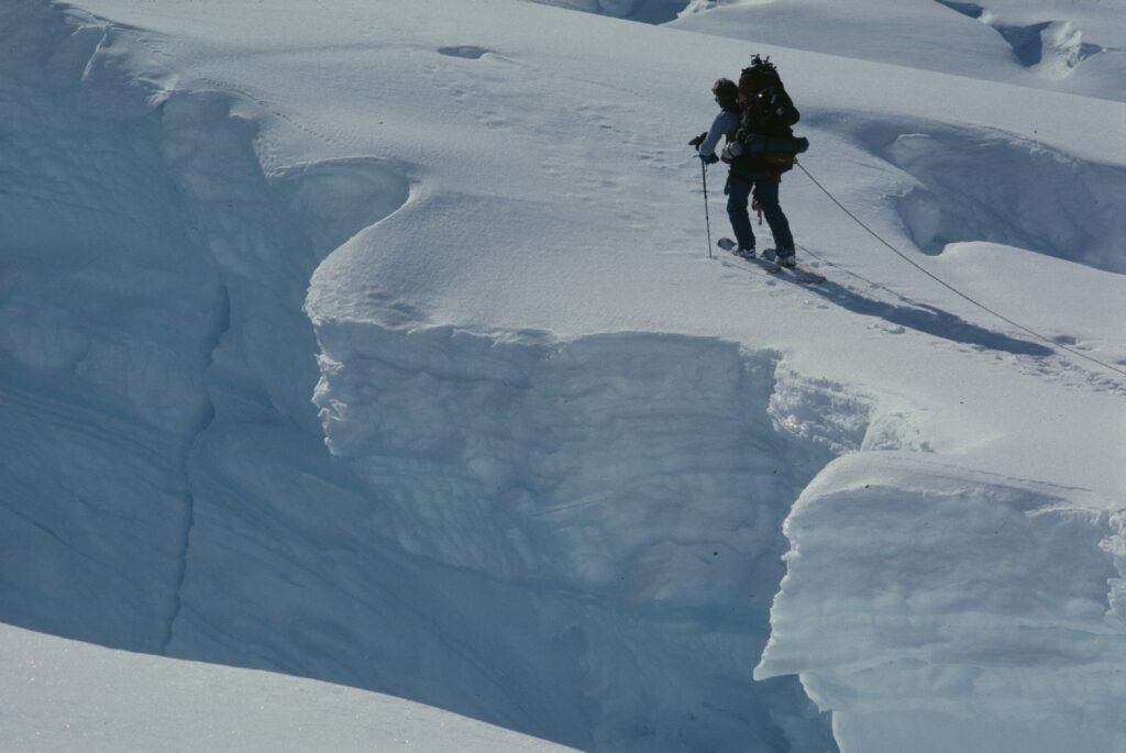 Crevasse de glacier dans un environnement de haute montagne enneigée