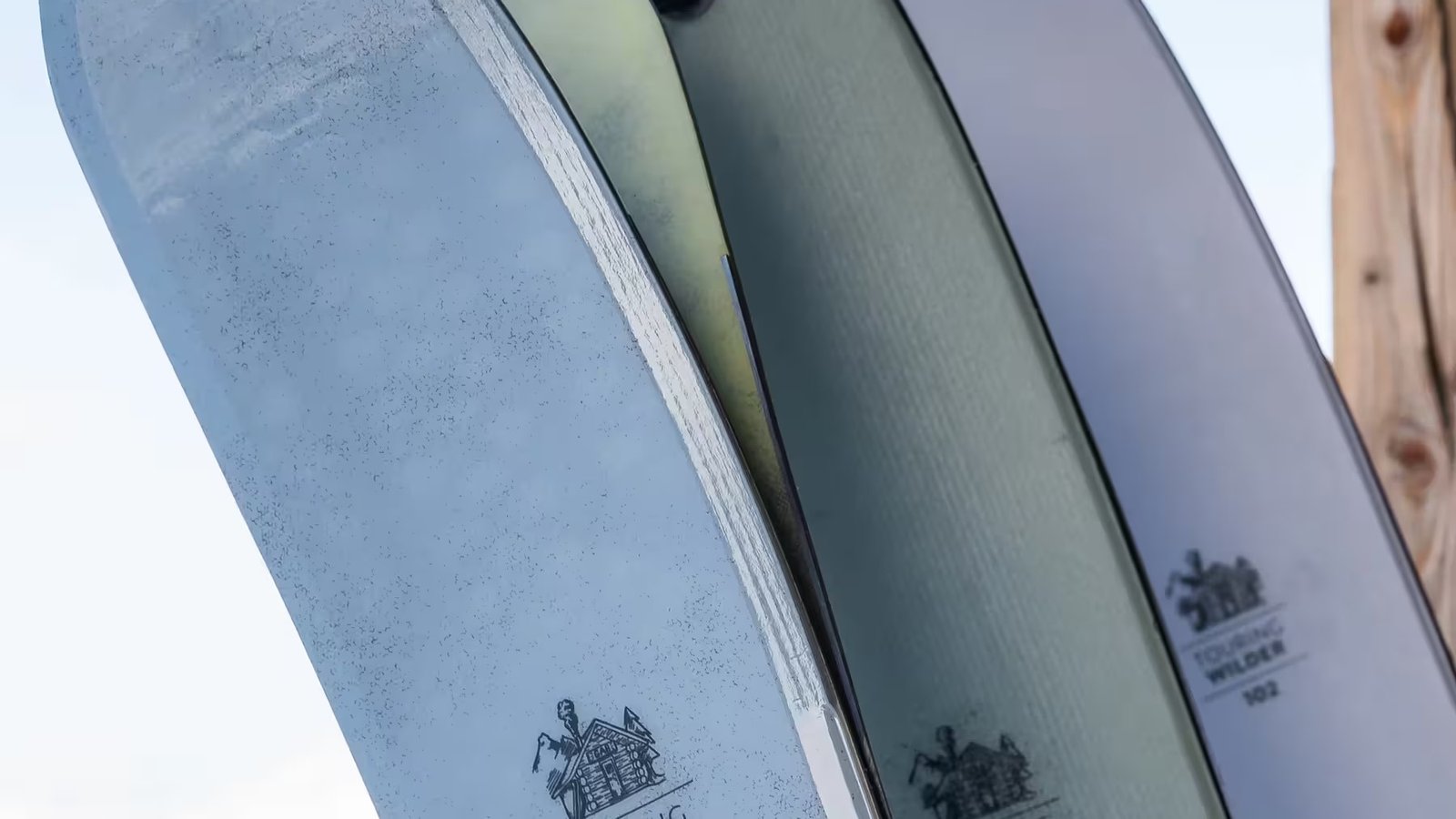 Gros plan sur les spatules de plusieurs skis de randonnée