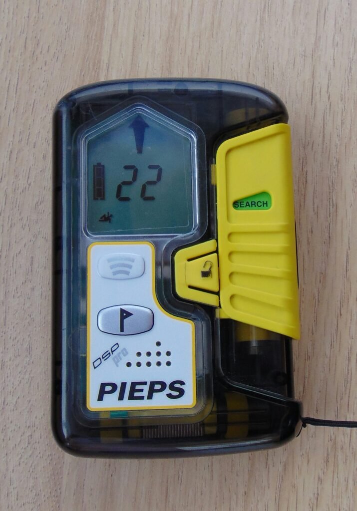Détecteur de victimes d'avalanche utilisé sur le terrain