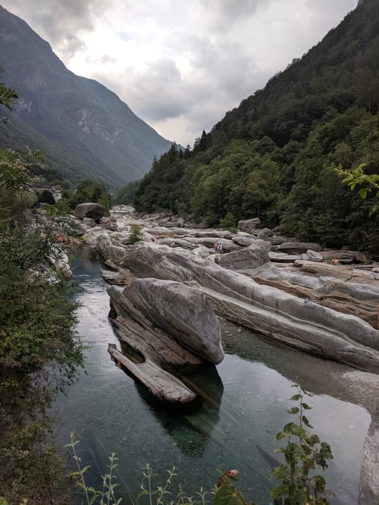 L'eau turquoise et transparente de la rivière Verzasca sur son lit de granit poli