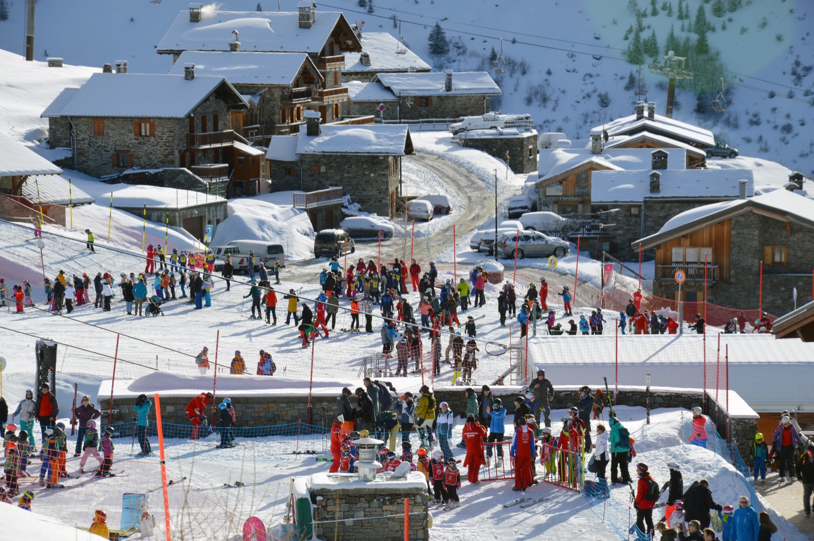 Skieurs rassemblés près de l'école de ski aux Eucherts, La Rosière