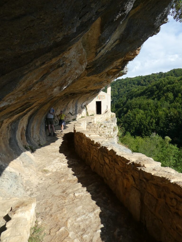 Eremo di San Bartolomeo in Legio, ermitage creusé dans la roche à Roccamorice, Majella