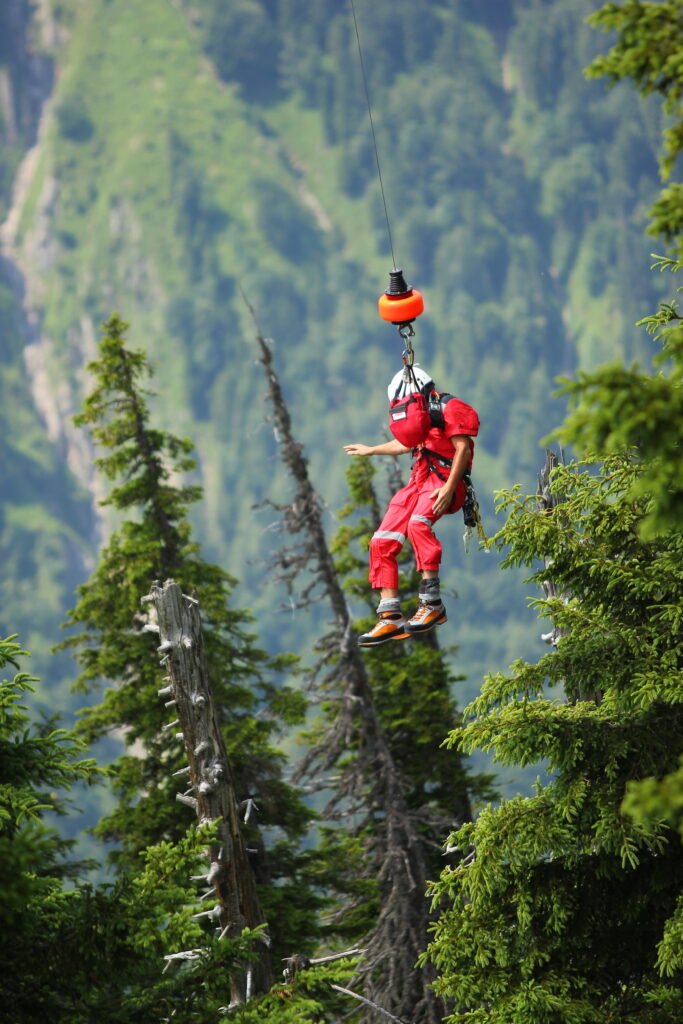 Exercice de secours en montagne dans les Alpes
