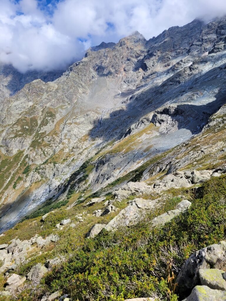 La face nord du Sirac, désert minéral du Parc national des Écrins