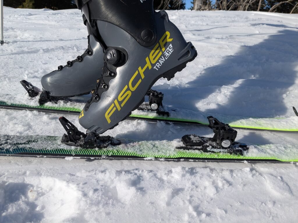 Fixation de ski de randonnée à inserts de type pin, héritière du système Dynafit