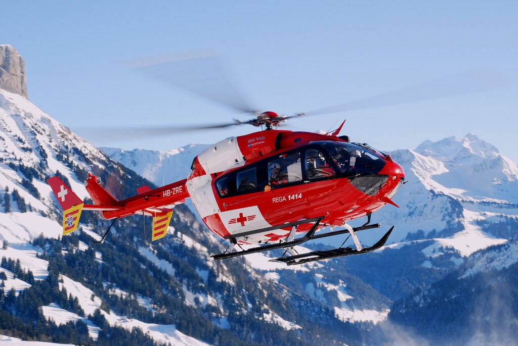 Hélicoptère de secours en montagne en vol