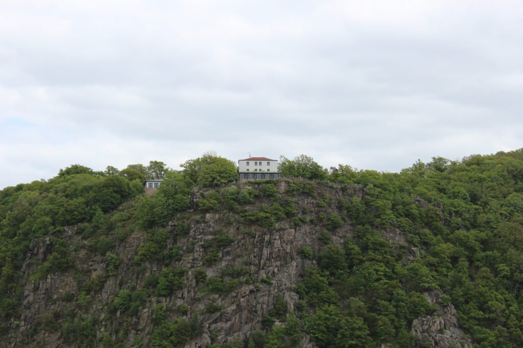 Le Hexentanzplatz surplombant les gorges du Bodetal près de Thale