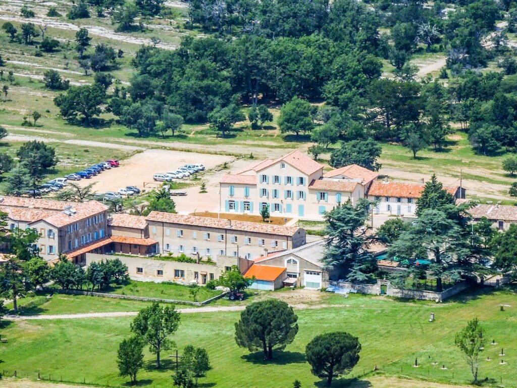 Hostellerie de la Sainte-Baume vue depuis l'esplanade de la grotte