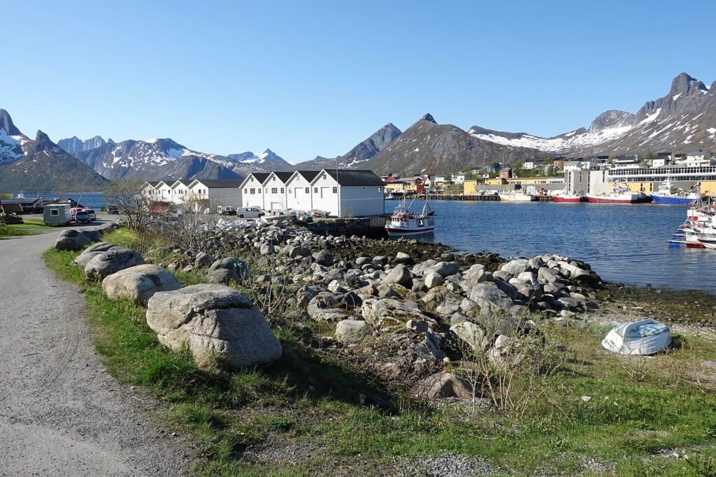 Le village de pêcheurs de Husøy sur son îlot, île de Senja