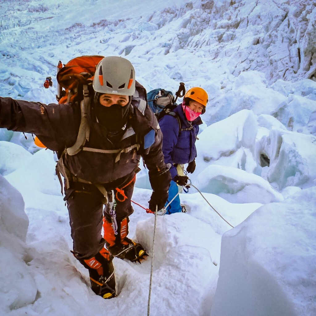 Cordée traversant la cascade de glace du Khumbu sur l'Everest