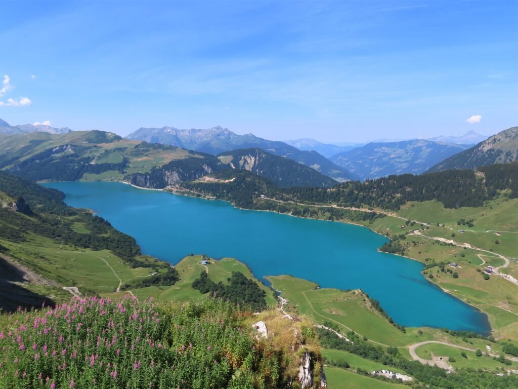 Le lac de Roselend vu depuis les hauteurs, près de la via ferrata du Rocher du Vent