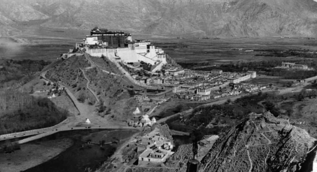 Panorama de Lhassa en 1942, avec le palais du Potala visible en arrière-plan