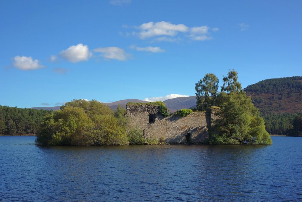 Château en ruines sur l'île du Loch an Eilein, Cairngorms