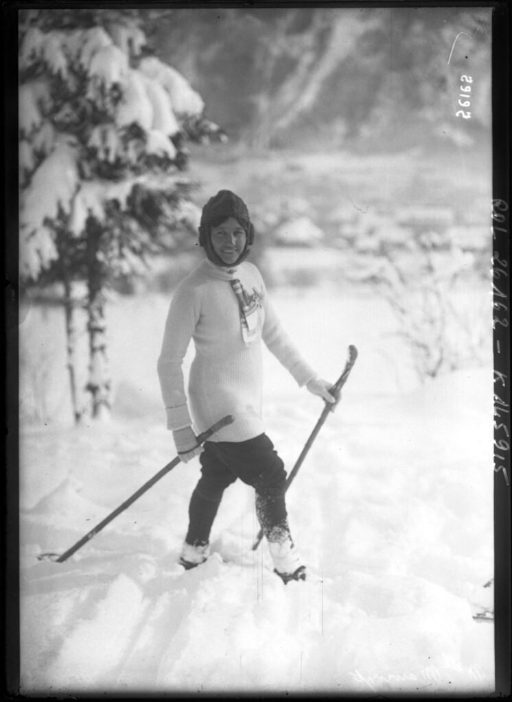 Marie Marvingt en tenue de skieuse à Chamonix, janvier 1913