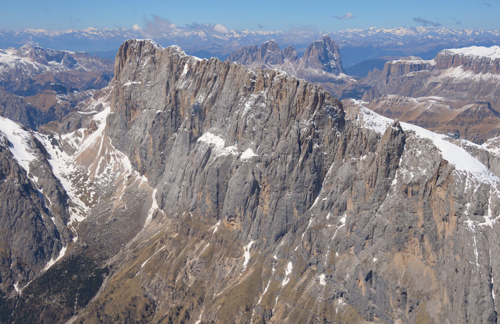 Vue aérienne de la face sud de la Marmolada, dans les Dolomites