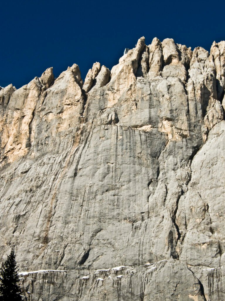 Détail de la face sud de la Marmolada depuis le Val d'Ombretta