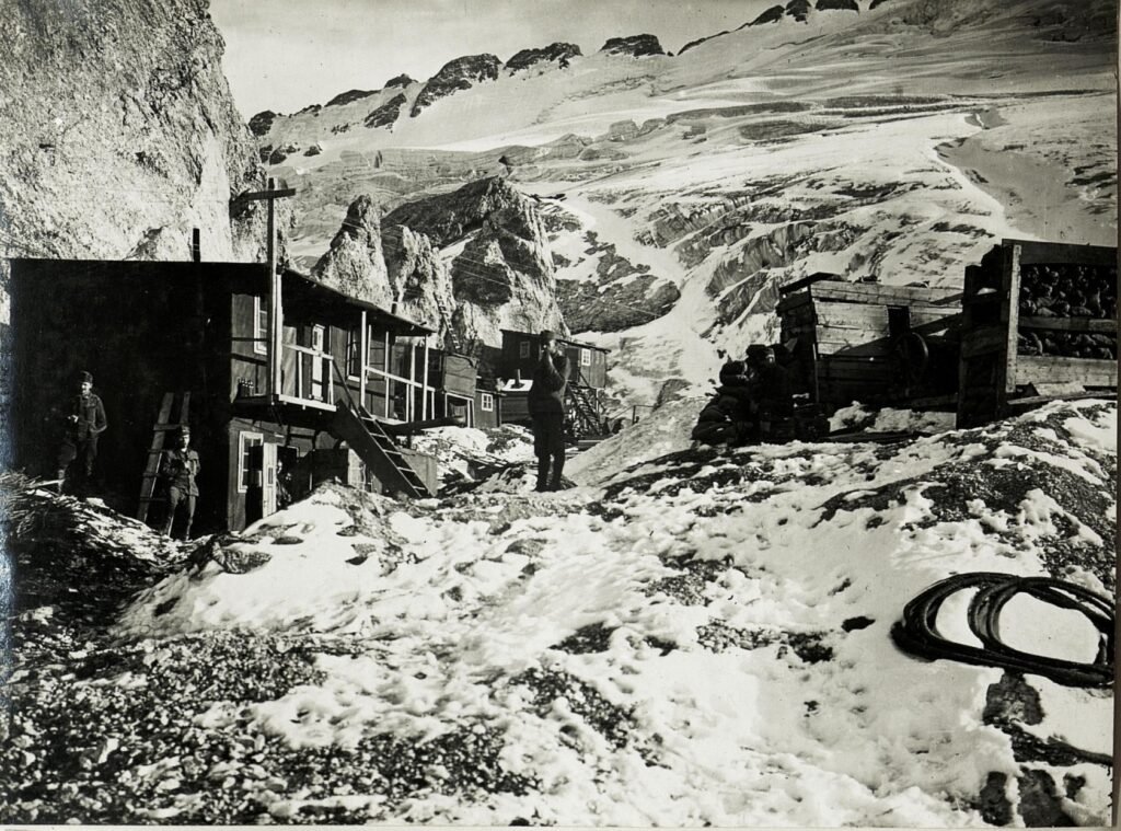 Position austro-hongroise sur la Marmolada, vue vers le Col di Lana, septembre 1917