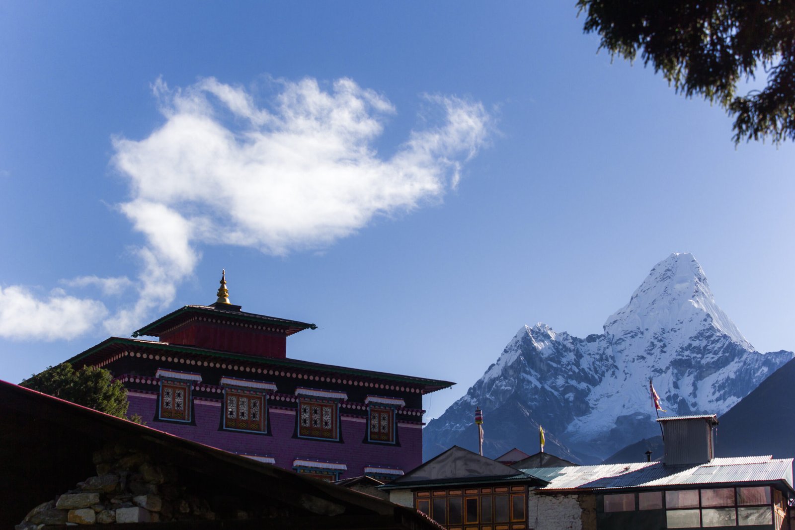 Le monastère de Tengboche face au sommet de l'Ama Dablam, dans la vallée du Khumbu, Népal