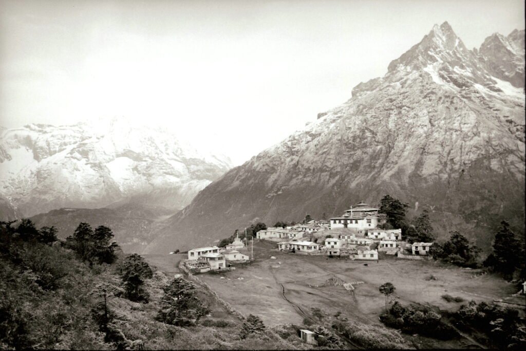 Le monastère de Thyangboche (Tengboche) photographié en 1986 par Tom Frost