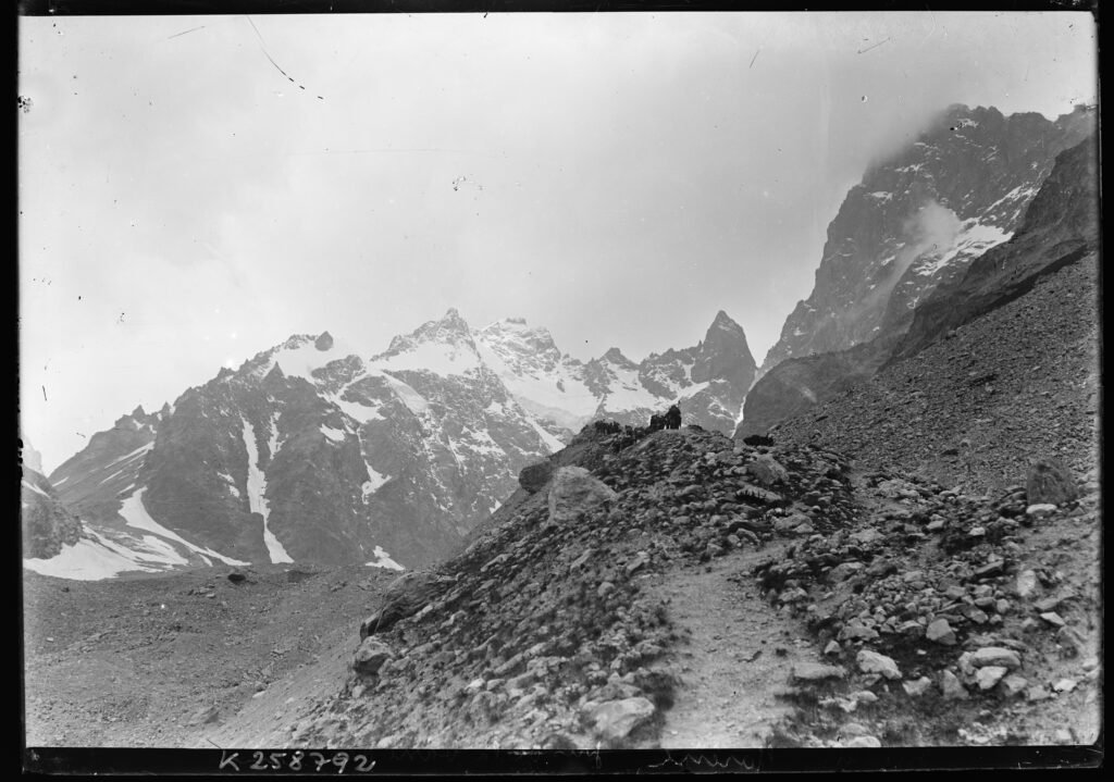 Moraine du glacier Noir vue depuis la Barre des Écrins, photographie historique