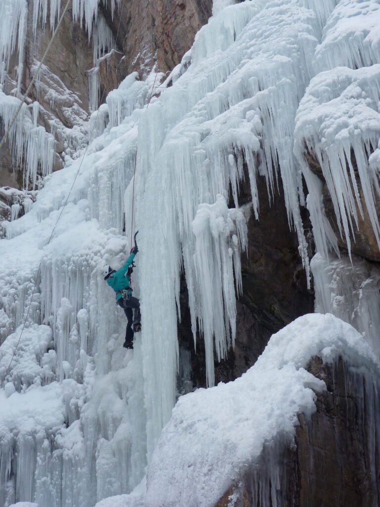 Falaise de cascade de glace aménagée à Ouray Ice Park, Colorado