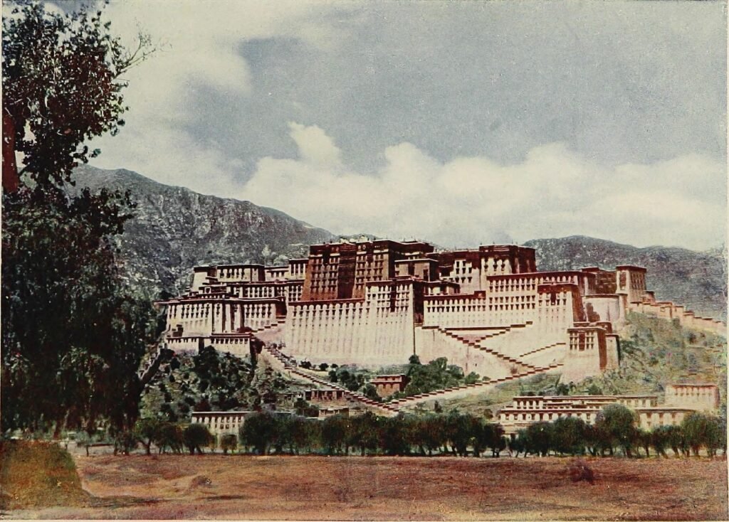 Le palais du Potala à Lhassa photographié en 1906