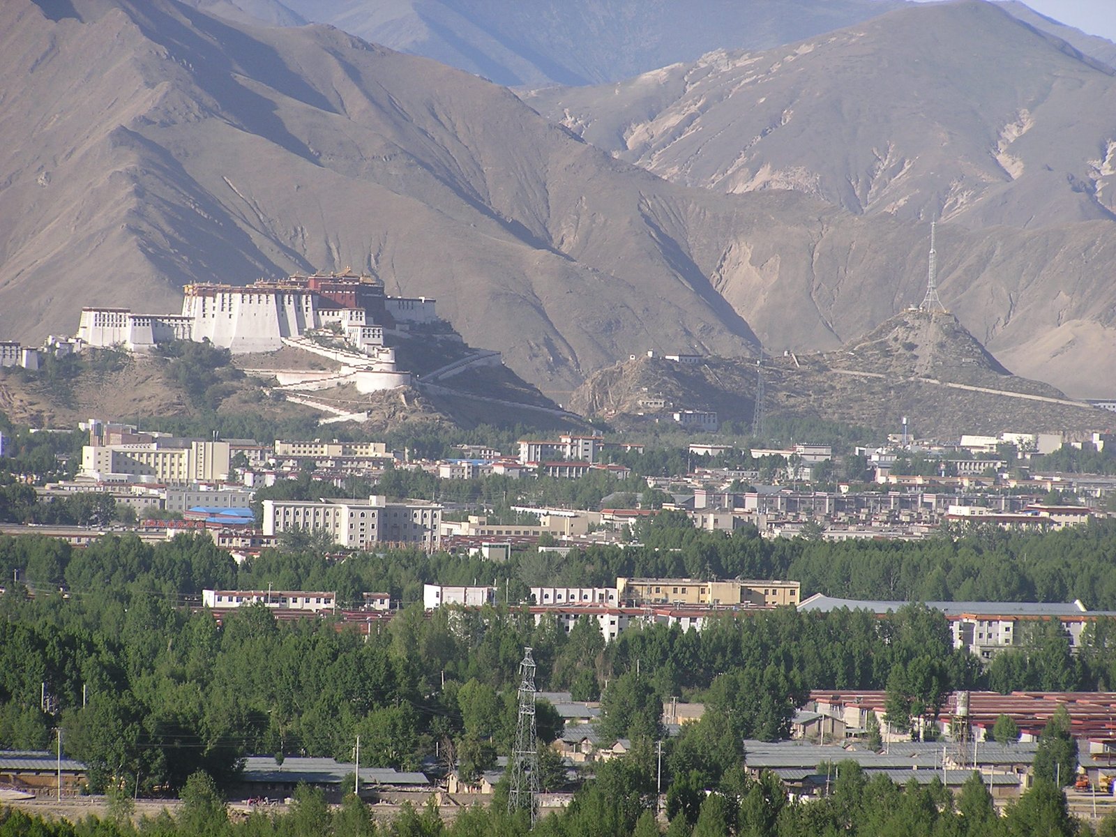 Le palais du Potala à Lhassa, vu depuis le monastère de Sera