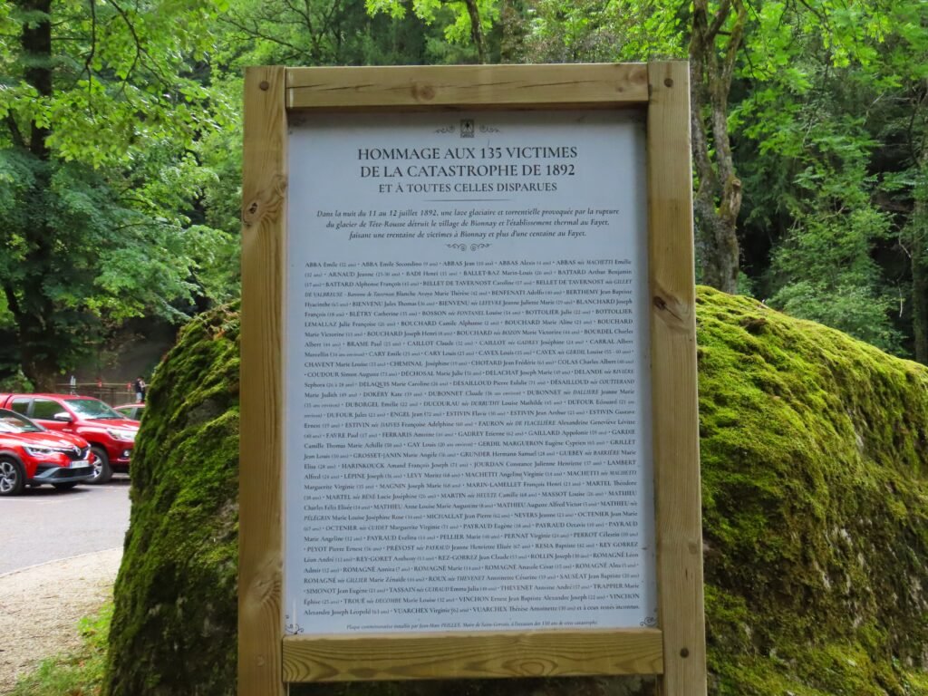 Panneau mémoriel de la catastrophe du glacier de Tête Rousse dans le parc thermal de Saint-Gervais