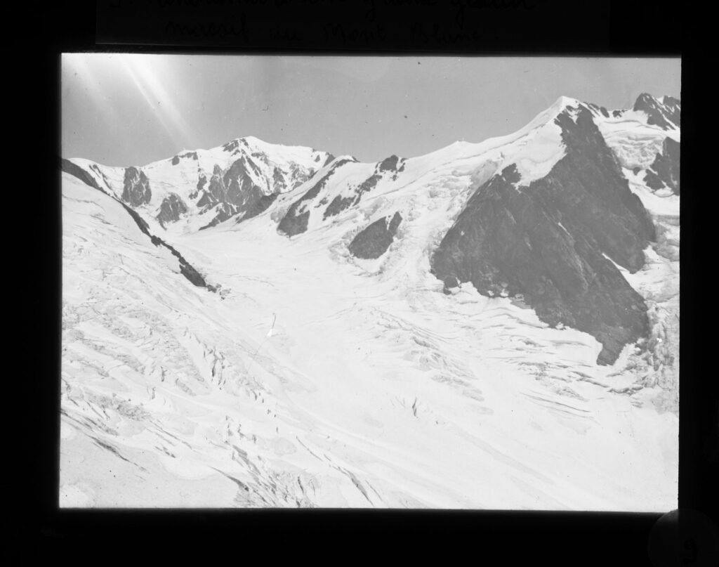 Panorama d'un grand glacier du massif du Mont-Blanc