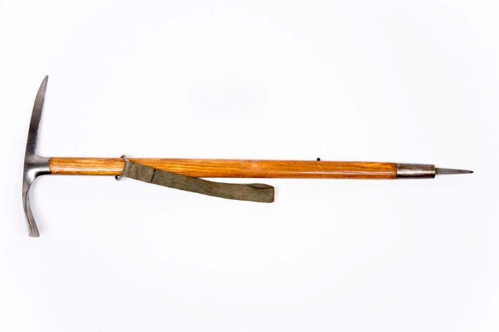 Piolet ancien de la manufacture autrichienne Werk Fulpmes conservé au Musée Alpin de Chamonix-Mont-Blanc